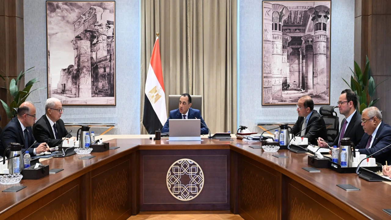 مصر تعزز هيكلها المالي بإجراءات قيد مؤقت لأربع شركات حكومية في البورصة